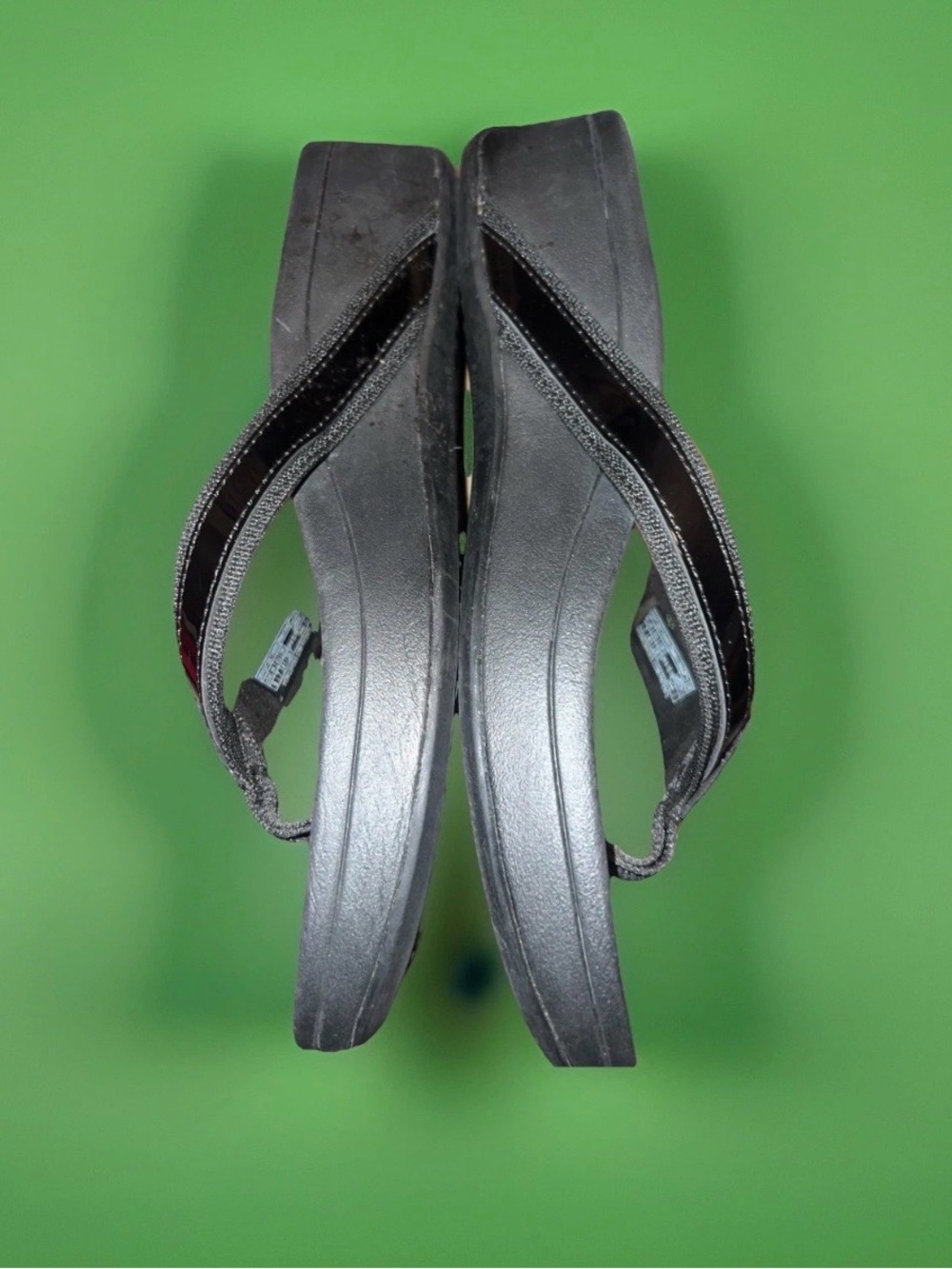 Vionic High Tide Thong Patent Trim Sandal Women's Size 9 GUC! - Picture 10 of 10